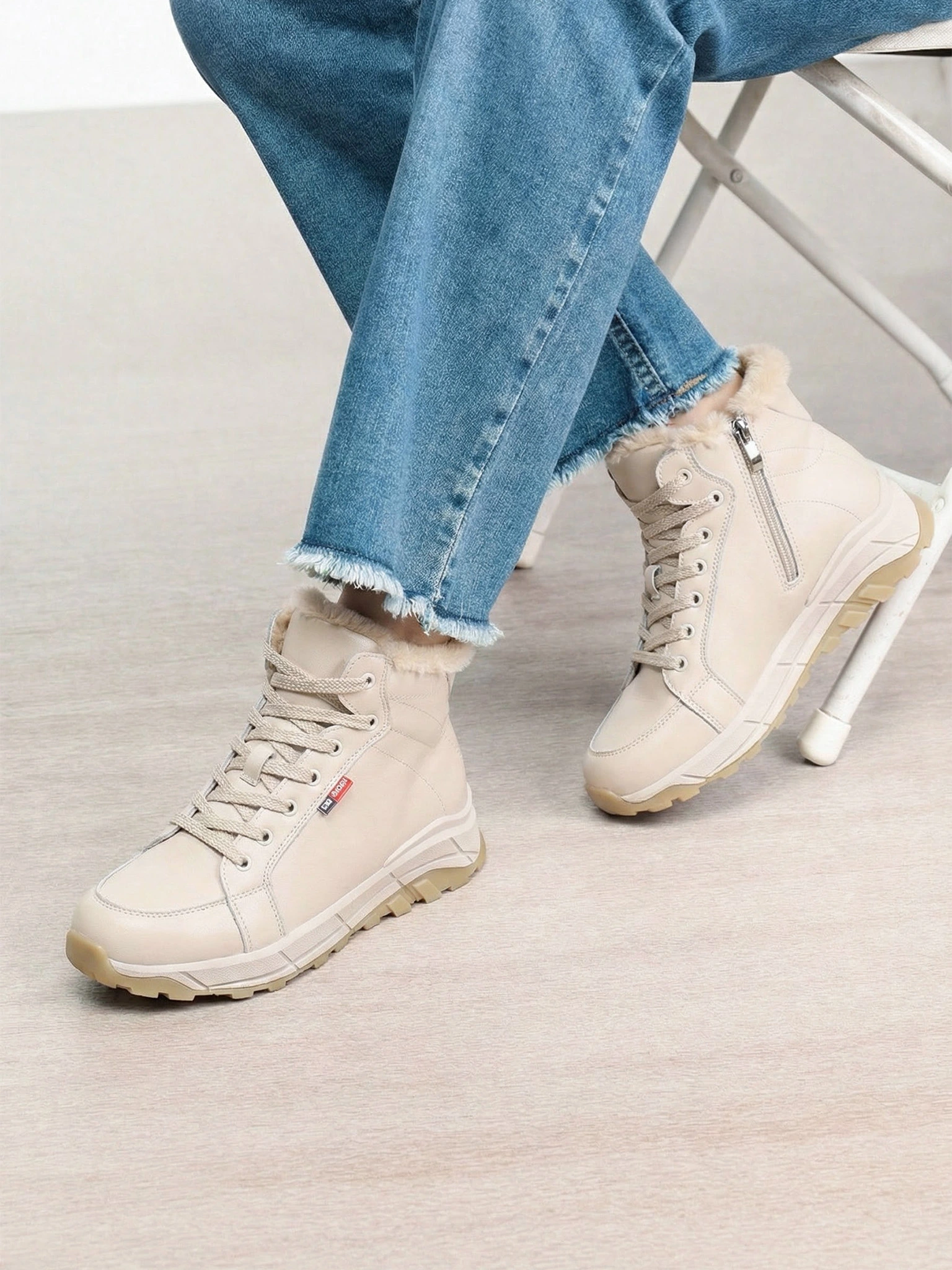 Ботинки бежевого цвета на рельефной подошве